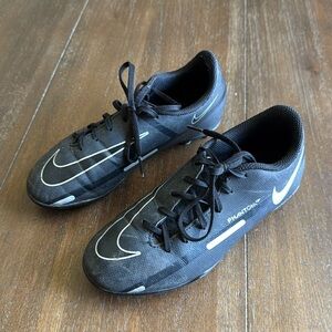 Size 1Y Nike Kids Phantom Soccer Cleats shoes